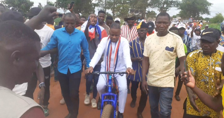 Former Deputy Attorney General rides bicycle to file his nomination forms